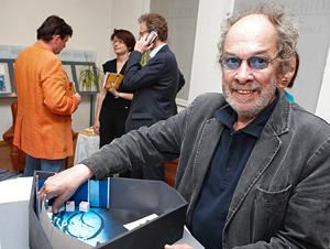 H. P. Maya mit dem Modell des Bühnenbildes 2009 (Bild ORF/Johannes Puch)