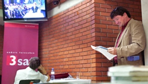 Egyd Gstaettner beim Lesen (Bild: ORF)