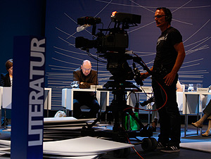 Kameramann im Sendestudio (Bild: Johannes Puch)