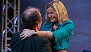 Peter Wawerzinek wird umarmt von Meike Fessmann (Bild: Johannes Puch)