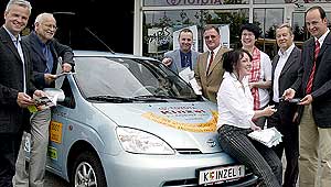 Ein Toyota Prius für die Literaturabteilung - zum Vergrößern klicken Sie auf das Foto