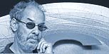 Heinz Peter Maya vor dem Modell des B&uuml;hnenbildes 2004 (Bild: ORF - Anton Wieser)