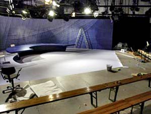 Aufbau der B&uuml;hnendekoration (Bild: ORF - Johannes Puch)