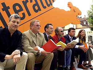 Veranstalter, Sponsoren und der K&uuml;nstler vor dem B&uuml;cherwurm im Landhaushof (Bild: ORF - Johannes Puch)