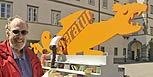 Der B&uuml;cherwurm mit seinem "Sch&ouml;pfer" H. P. Maya (Bild: Johannes Puch)