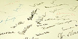 Die Tischplatte mit den Autogrammen (Bild: Johannes Puch)