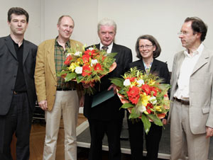 Im Bild (v.l.n.r.): Robert Stocker vom BKA/Sektion Kunst, Laudator Werner Richter, die Preistr&auml;ger Mati Sirkel und Elisabeth Edl und Laudator Joseph Haniman (Bild: Johannes Puch)