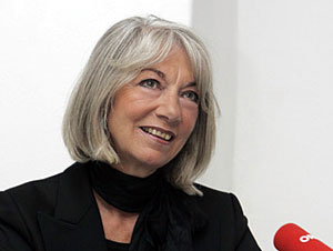 Erika Pluhar bei einer Lesung am Klagenfurter Stadtpfarrturm (Bild: Johannes Puch)
