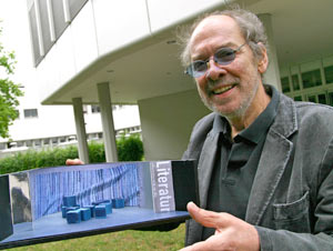H. P. Maya mit dem Modell B&uuml;hnenbild 2007 (Foto: Anton Wieser)