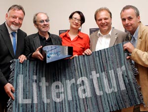 ORF-Landesdirektor Willy Haslitzer, Designer H. P. Maya, Organisatorin Michaela Monschein, Kulturstadtrat Albert Gunzer und Literaturkursorganisator Heimo Strempfl (Foto: Johannes Puch) ORF-Landesdirektor Willy Haslitzer, Designer H. P. Maya, Organisatorin Michaela Monschein, Kulturstadtrat Albert Gunzer und Literaturkursorganisator Heimo Strempfl (Foto: Johannes Puch)